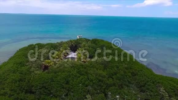 热带棕榈绿树岛孤立的小木屋在深蓝色的海水无尽的地平线佛罗里达天际线视频的预览图