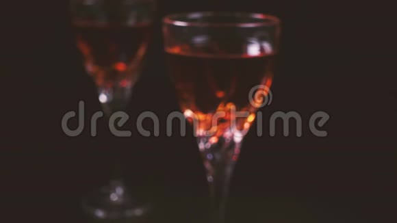 两杯黑色背景葡萄酒视频的预览图