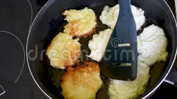 蔬菜煎饼是用植物油在煎锅里煮的视频的预览图