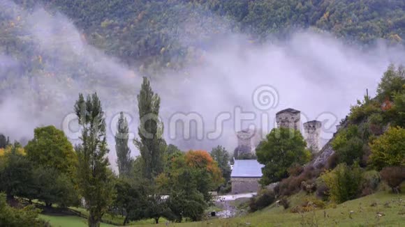 山谷中的云佐治亚州Svaneti上视频的预览图
