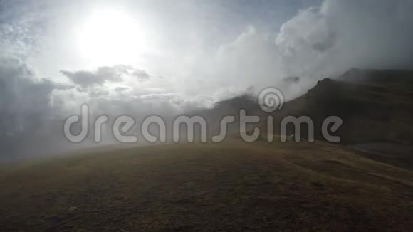 云层飞越高加索山脉靠近库尔迪湖上斯瓦内提梅斯蒂亚附近乌什巴关格鲁吉亚欧洲高清高清视频的预览图
