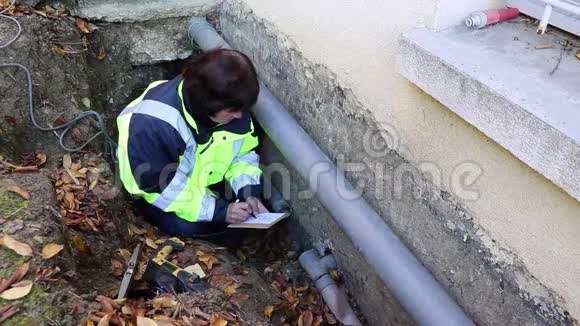 一名女水管工负责测量更换的水管视频的预览图