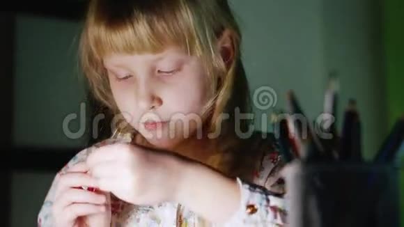 女孩五年的夜晚在她的花瓶旁边放着彩色铅笔视频的预览图