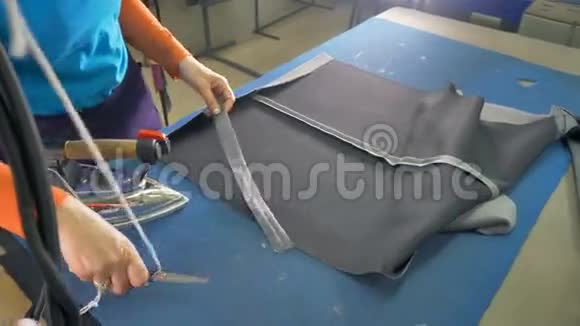 女裁缝贴了一条卷边胶带视频的预览图