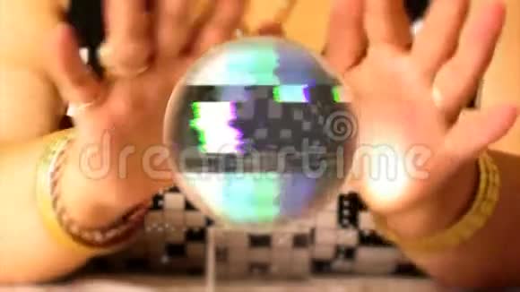 水晶球里的电视噪音视频的预览图
