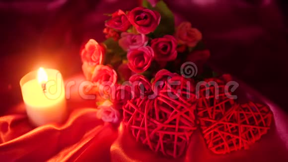 花束蜡烛燃烧和装饰情人节视频的预览图