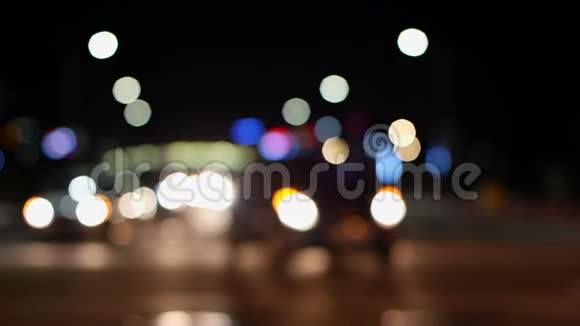 在韩国拍摄的夜间交通灯背景视频的预览图