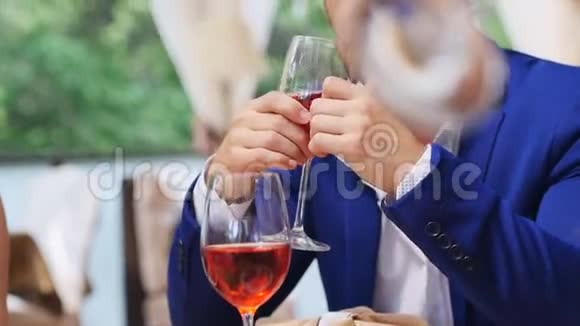 英俊的男人在餐馆里喝红酒和和女孩说话视频的预览图