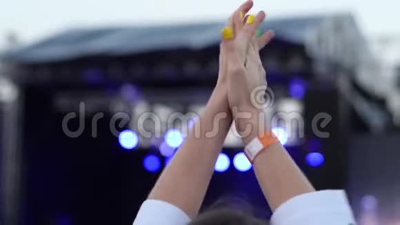 自由露天音乐节大量歌迷在露天自由摇滚音乐会上歌迷的手在音乐节上鼓掌延迟视频的预览图