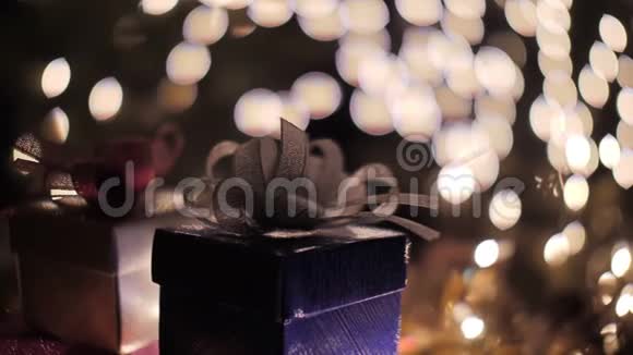 蓝色圣诞礼品盒背景有灯光视频的预览图