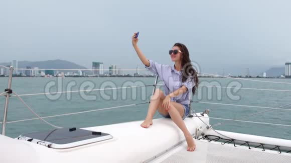 一个女人在游艇上享受游船时自拍视频的预览图