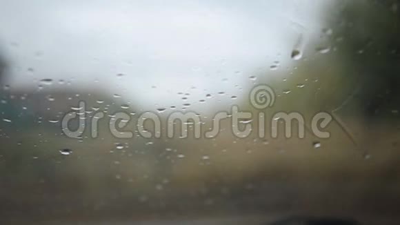雨点落在汽车的挡风玻璃上视频的预览图