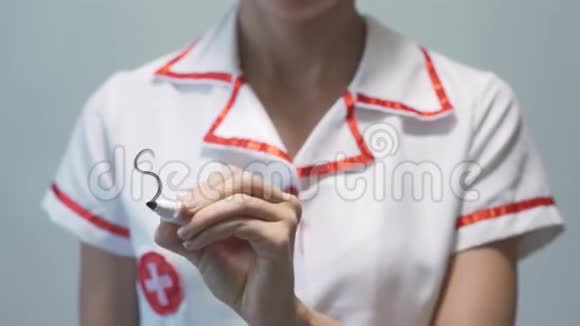 SYPTOMS女医生在透明屏幕上书写视频的预览图