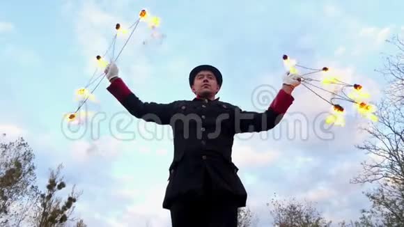 在斯洛莫年轻人用火焰绕着自己转动两个金属扇子这是魔法视频的预览图
