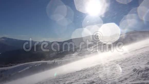 在晴朗的一天乘大风雪的滑雪场视频的预览图