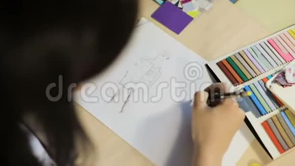 女时装设计师在阿泰利耶绘制服装草图视频的预览图