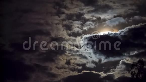 明亮的月亮在移动的彩云中万圣节视频的预览图