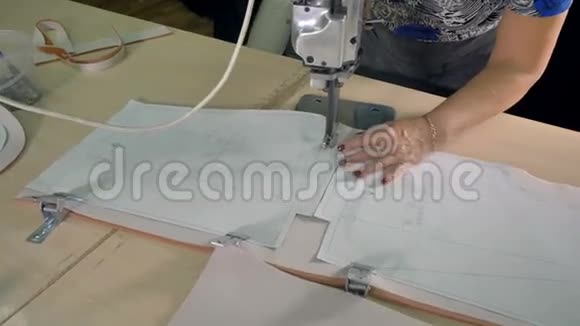 裁缝用立式机器剪布视频的预览图