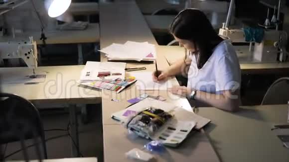 女时装设计师在阿泰利耶绘制服装草图视频的预览图