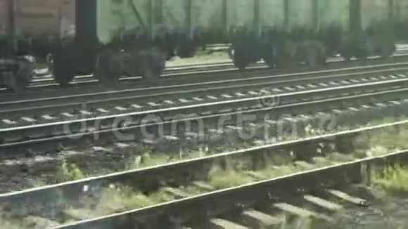 从火车车厢看铁路轨道视频的预览图