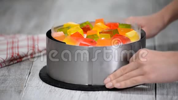 用五颜六色的水果果冻做蛋糕视频的预览图