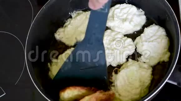 蔬菜煎饼是用植物油在煎锅里煮的视频的预览图