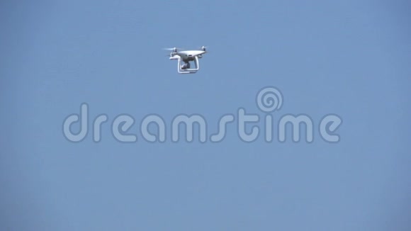 白色无人驾驶飞机带照相机飞行概念的四架直升机视频的预览图