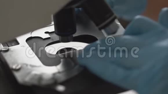 快关门实验室技术人员通过显微镜近距离拍摄视频的预览图