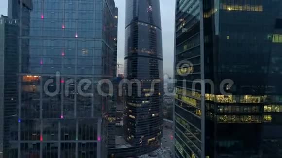 夜晚摩天大楼的壮丽景色4K视频的预览图