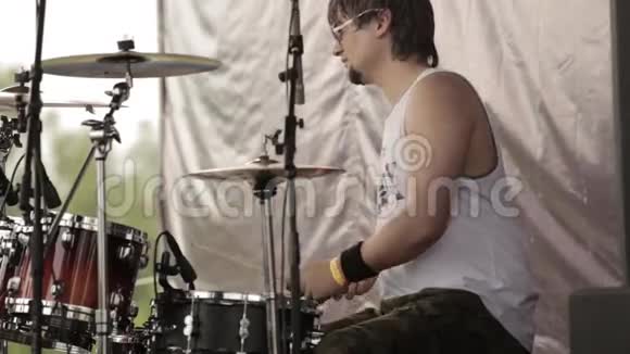 鼓手一边演奏音乐一边在安塞尔特摇滚乐队排练一首歌视频的预览图