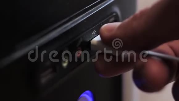 特写镜头手插入USB闪存驱动器视频的预览图