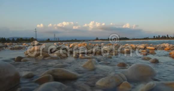 河岸上有白色石头的山河视频的预览图