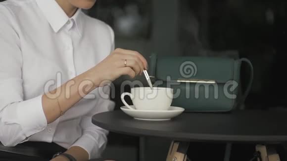 带杯子的街头咖啡馆年轻美女视频的预览图