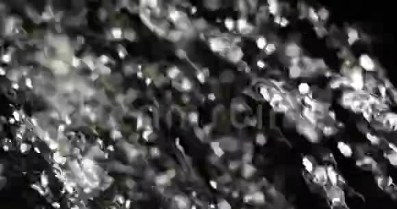 散焦的飞水滴模糊的水滴视频的预览图