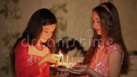 两个少女在生日时点燃蜡烛视频的预览图