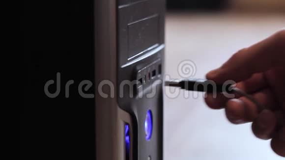 特写镜头手插入USB闪存驱动器视频的预览图