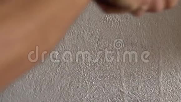 用滚筒粉刷墙壁视频的预览图