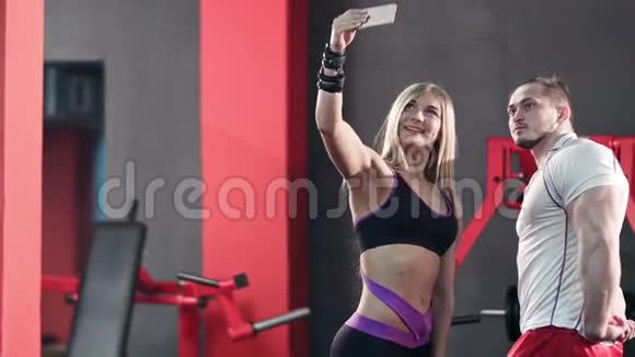 运动情侣在健身房打电话自拍视频的预览图