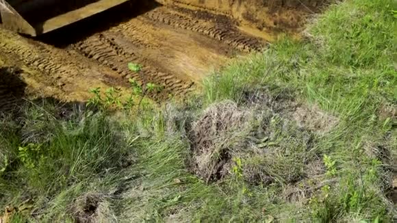 挖土机在土方工程中清除土层视频的预览图
