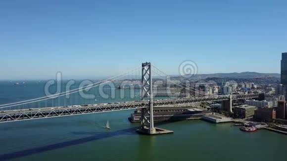 在旧金山一望无际的地平线上横跨深蓝色海水的巨大钢桥上令人叹为观止的空中4k景观视频的预览图