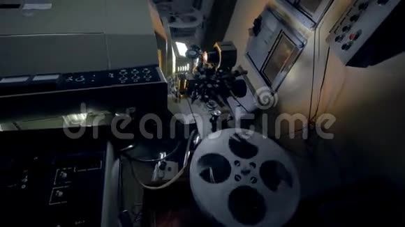 旧机械电影放映机的结构视频的预览图