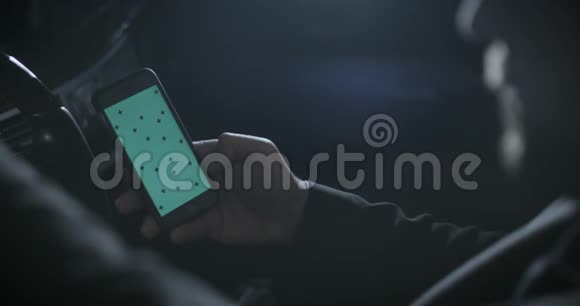 男性手在汽车上触摸智能手机视频的预览图