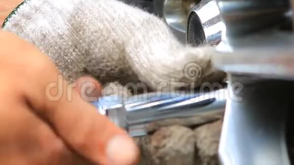 技师用手在汽车车轮上打螺母螺栓视频的预览图