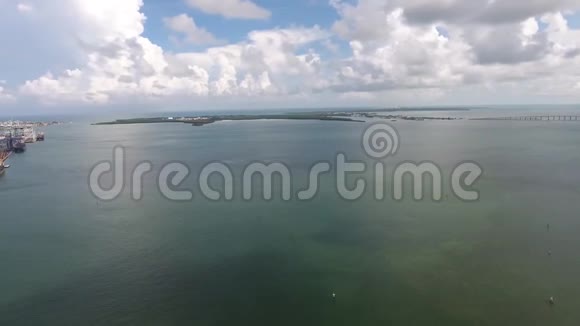 在美丽的深蓝色海洋海景城市中心城区迈阿密佛罗里达天际线城市景观4k空中视频的预览图