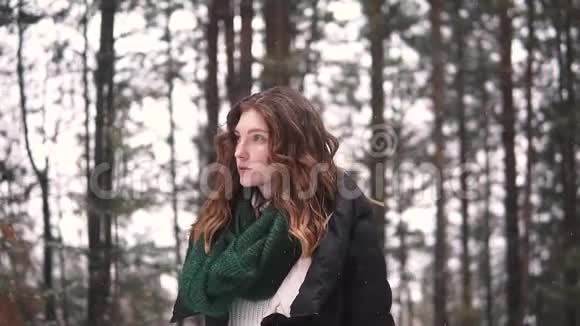 冬天森林里一个奇怪而神秘的红发女孩的肖像视频的预览图