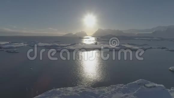北极上空的日出雪山空中俯瞰视频的预览图