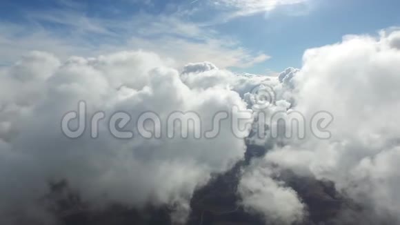 令人惊叹的空中无人机4k相机在晴朗的蓝天上白色雨云在晴朗的蓝天上飞过山景视频的预览图