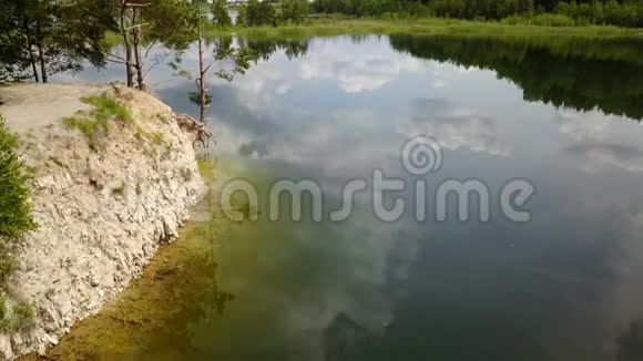 青年水上跳跃湖无人驾驶飞机俯视图视频的预览图