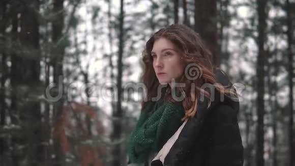 冬天森林里一个奇怪而神秘的红发女孩的肖像视频的预览图