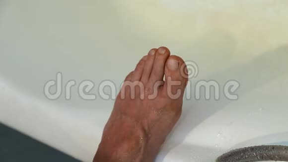 白白种人在浴室洗澡后用毛巾擦干他的脚印花锁上了视频的预览图